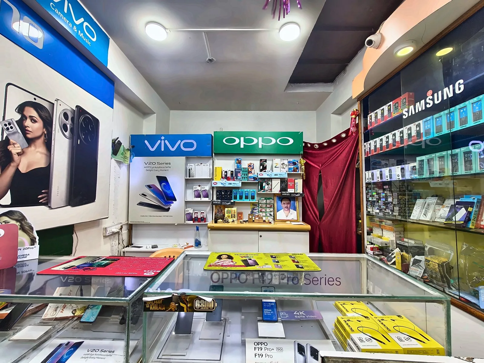 Inside Anand Watch And Mobiles, showing Vivo, OPPO and Samsung phone display areas